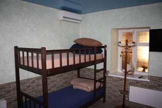 Хостелы Like Home Hostel Тирасполь Кровать в общем 6-местном номере для мужчин и женщин-7