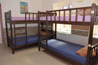 Хостелы Like Home Hostel Тирасполь Кровать в общем 6-местном номере для мужчин и женщин-1